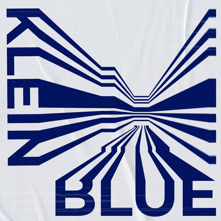 Типографический принт KLEIN BLUE: название вытянуто в перспективу синим по бумаге